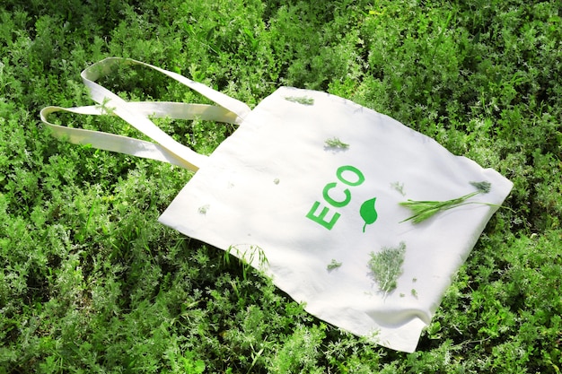 Saco ecológico em grama verde ao ar livre