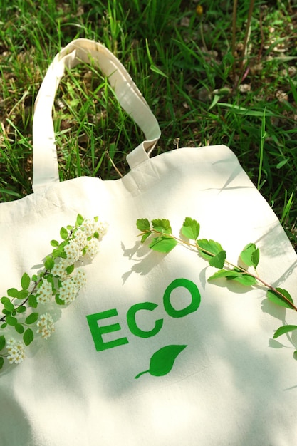 Saco ecológico em grama verde ao ar livre