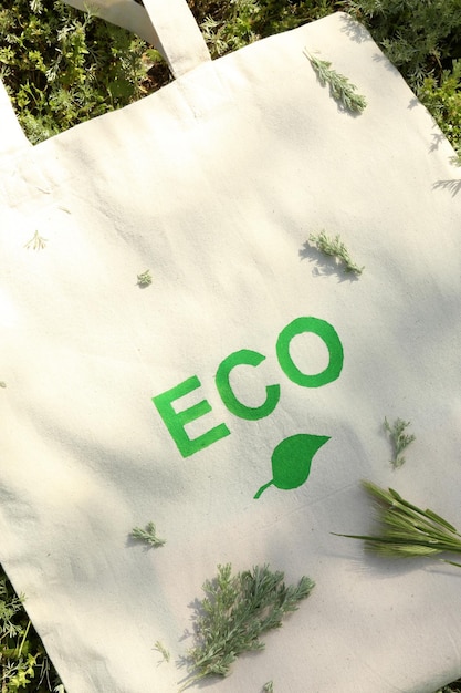 Saco ecológico em grama verde ao ar livre