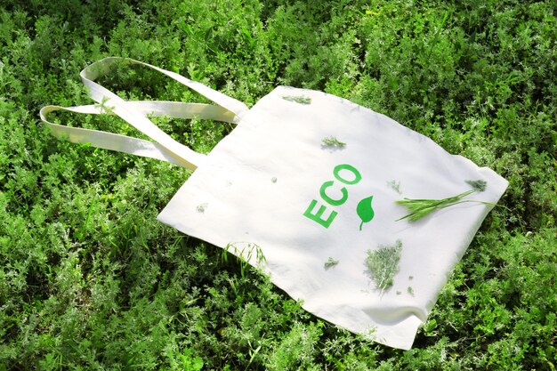 Saco ecológico na grama verde ao ar livre