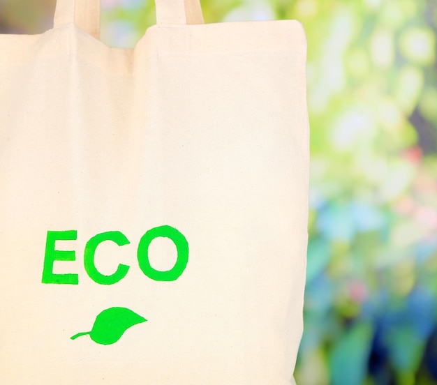 Saco ecológico no fundo da natureza