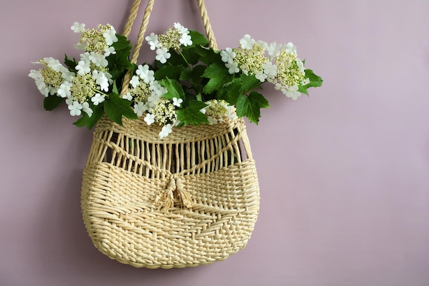 Saco feminino com um buquê de ramos de viburnum florescente