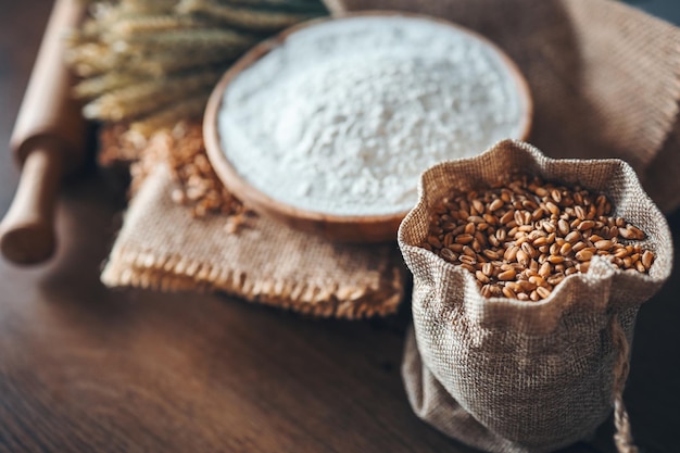 Saco con grano en el fondo de espigas de trigo