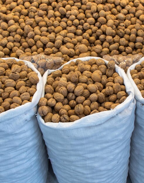 Foto un saco de nueces enteras con cáscaras duras