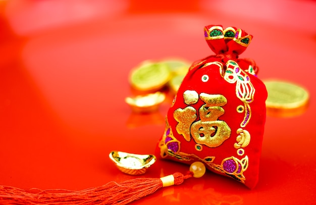 Saco para o Ano Novo Chinês no chão vermelho