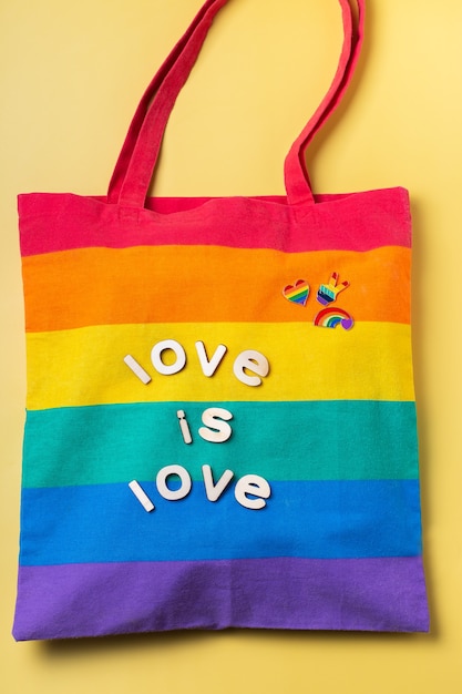 Saco reutilizável de arco-íris com texto de amor sobre fundo amarelo