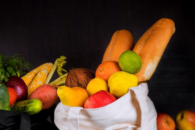 Saco reutilizável de tecido com legumes e frutas.