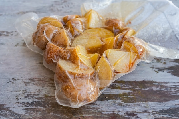 Saco selado a vácuo com batatas prontas para cozimento em baixa temperatura ou sous vide