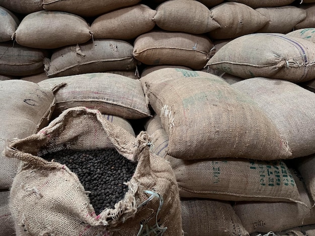 Saco têxtil cheio de grãos de café torrados à espera de ser vendido Sidama Ethipoia