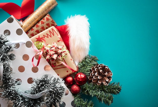 Sacola de compras branca com presentes de Natal e enfeites em um fundo azul. Copie o espaço