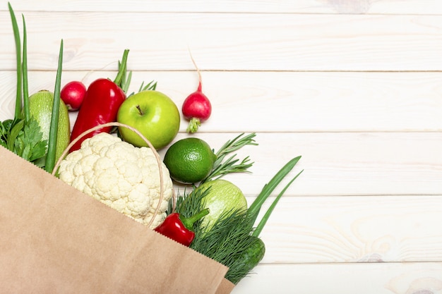 Sacola de compras com comida saudável em branco