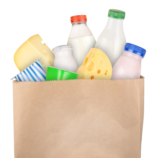 Foto sacola de compras com produtos lácteos isolados em fundo branco