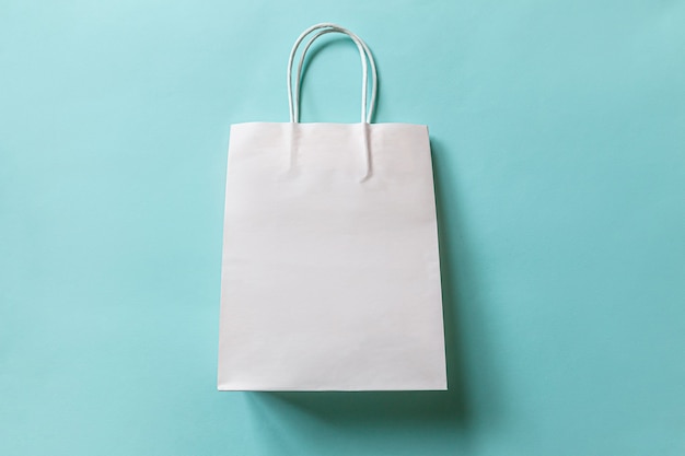 Sacola de compras de design minimalista isolada em azul pastel