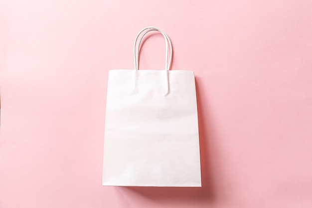 Sacola de compras de design minimalista isolada em fundo rosa pastel