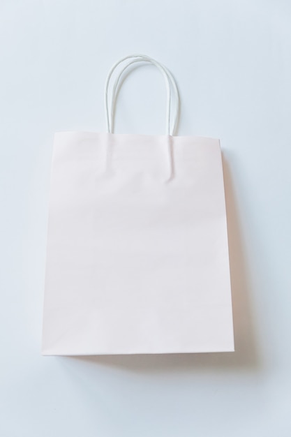 Sacola de compras de design minimalista isolada no fundo branco