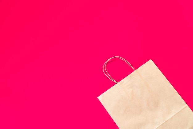Sacola de compras de papel pardo com vista superior em fundo colorido Maquete de sacola de compras de papel pardo em branco e espaço para cópia Flat lay