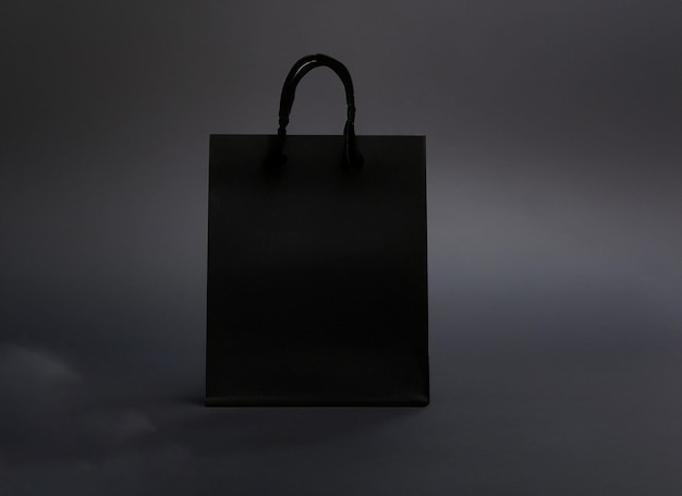 Sacola de compras preta em fundo escuro Black Friday Concept