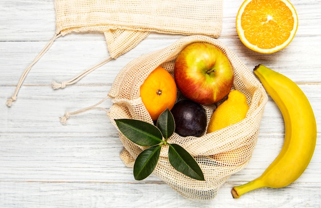 Foto sacola de malha com frutas