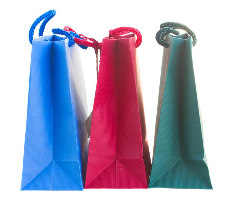 Foto sacolas de compras azuis, vermelhas e verdes isoladas em um fundo branco
