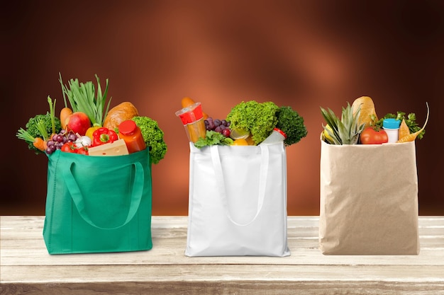 Sacolas de compras cheias em tábua de madeira