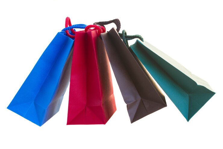 Foto sacolas de compras multicoloridas isoladas em fundo branco