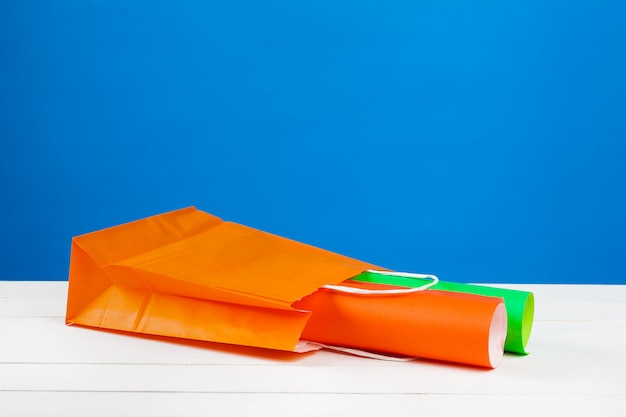 Sacolas de papel com espaço de cópia no fundo azul