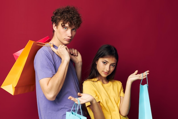 Sacos coloridos de adolescentes comprando diversão isolada fundo inalterado