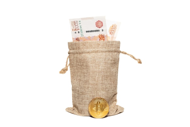 Sacos com fricção de moeda e moeda bitcoin no fundo branco isolam
