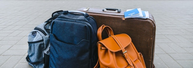 Foto sacos com passaporte e bilhetes perto da estação ferroviária. conceito de viagens