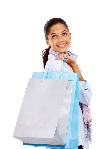 Sacos de compras de mulher e sorriso para desconto de venda de moda ou negócio contra fundo de estúdio branco Feliz compradora isolada sorrindo segurando sacola de presente para compras no varejo em fundo branco