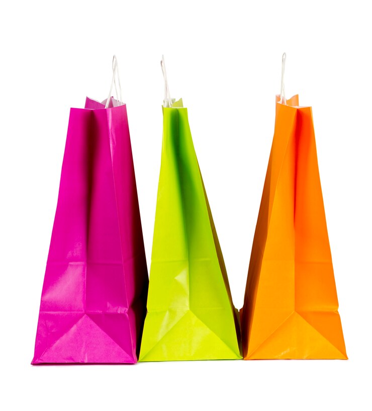 Foto sacos de compras de papel colorido isolados no branco