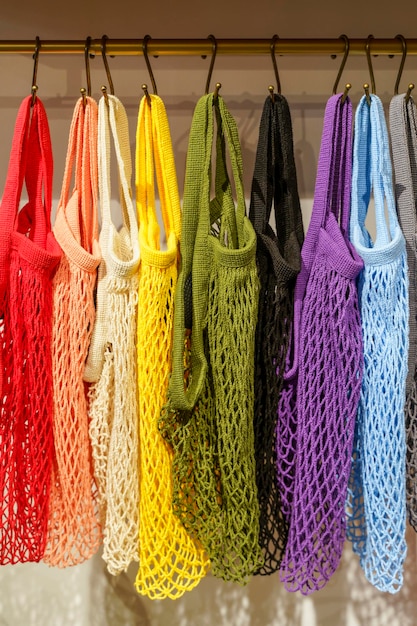 Sacos de compras em diferentes cores. sacos de compras ecológicos feitos de materiais naturais