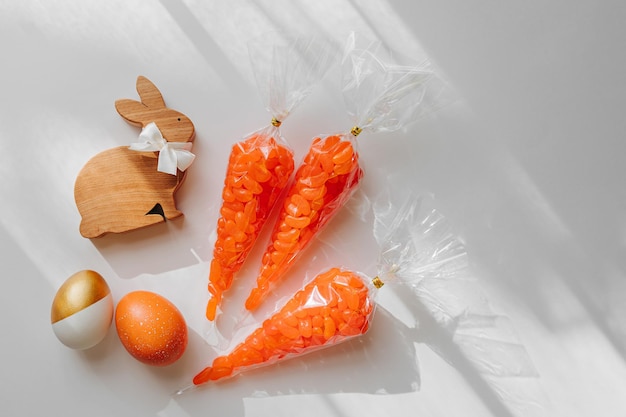 Sacos de deleite de cenoura de páscoa com jujuba com ovos de páscoa ideia para crianças doces de páscoa feliz conceito de feriado de páscoa