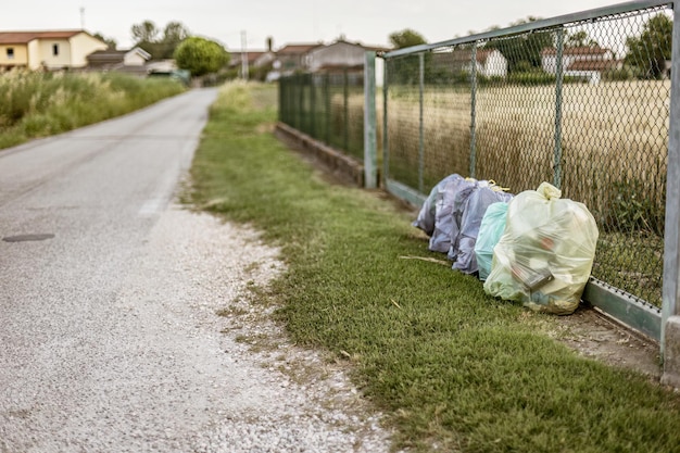 Sacos de lixo abandonados na beira da estrada