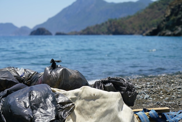 Sacos de lixo coletado da praia para reciclagem limpando a praia da poluição