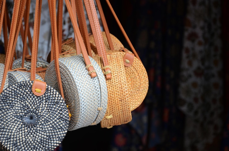 Foto sacos de ombro redondos feitos à mão em vime balinês