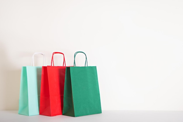 Sacos de papel coloridos de natal ano novo conceito de vendas e compras espaço para cópia