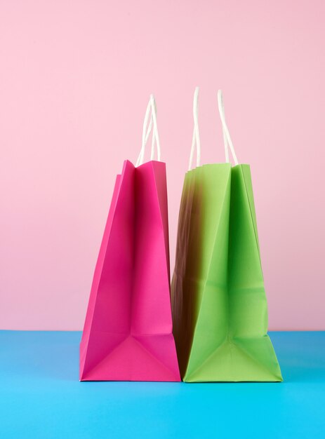 Sacos de papel multicoloridos vazios para compras e presentes