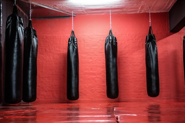 Sacos de perfuração na área de boxe vermelha