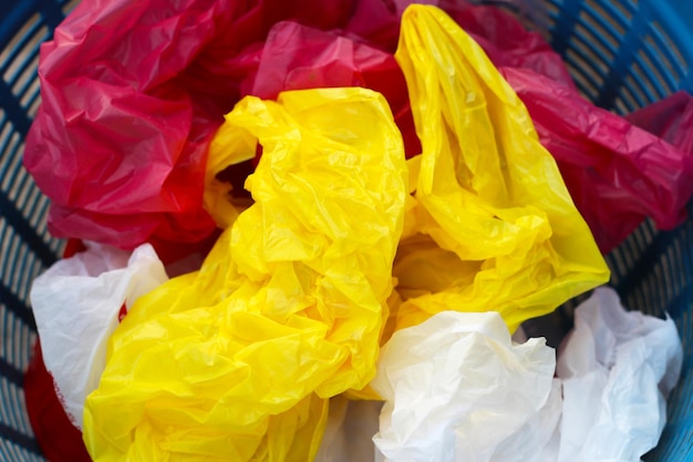 Sacos de plástico usados em cestas de plástico azuis