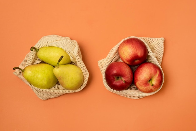 Sacos de supermercado reutilizáveis com frutas Embalagens reutilizáveis para frutas e legumes Conceito de desperdício zero