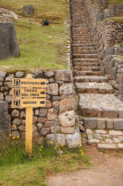 Foto sacsayhuamn un templo ceremonial utilizado por los incas ubicado al norte de la ciudad de cuzco, perú