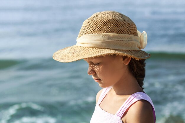 Sad Alone Teen on Sea Beach Traurigkeit betonte Teenager Girl, das allein auf Sea Background geht