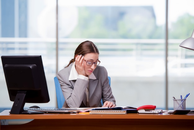 Sad businesswan no escritório no trabalho