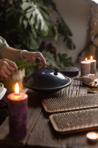 Sadhu-Brett-Yoga-Brett mit Nagelkerl steht auf dem Brett mit Nagel-Yoga-Konzept