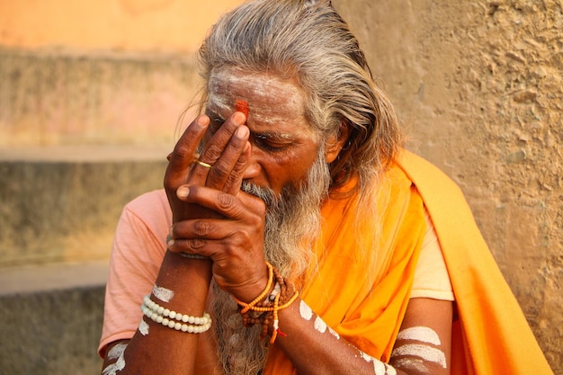 Foto sadhu em varanasi ghat, uttar pradesh, índia