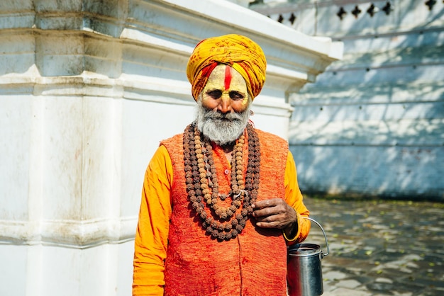 Sadhu hombre con cara pintada tradicional en el templo Pashupatinath de Katmandú Nepal agosto de 2019