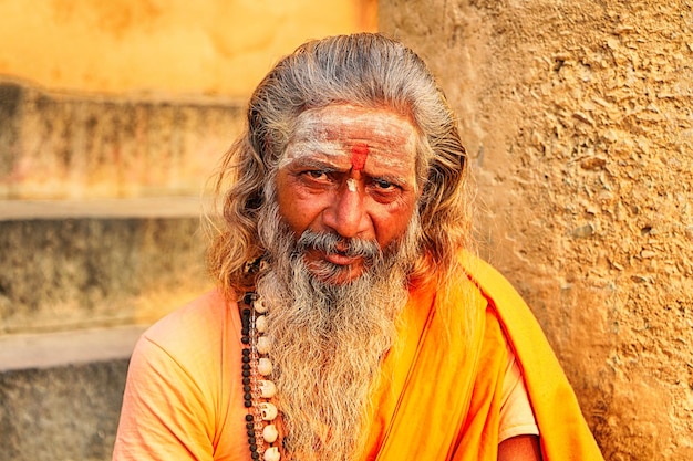 Sadhu en Varanasi Ghat, Uttar Pradesh, India