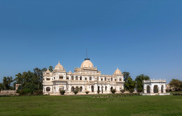 Sadiq Garh Palace é um edifício branco histórico em baawalpur, punjab, paquistão,