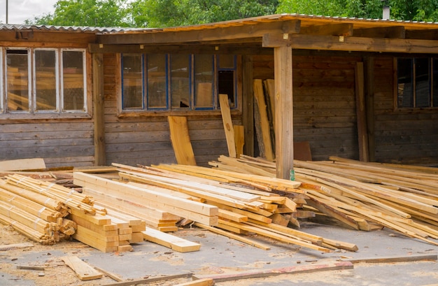 Sägewerk. Lager zum Sägen von Brettern auf einem Sägewerk im Freien. Holzstapel aus Holzrohlingen Baumaterial